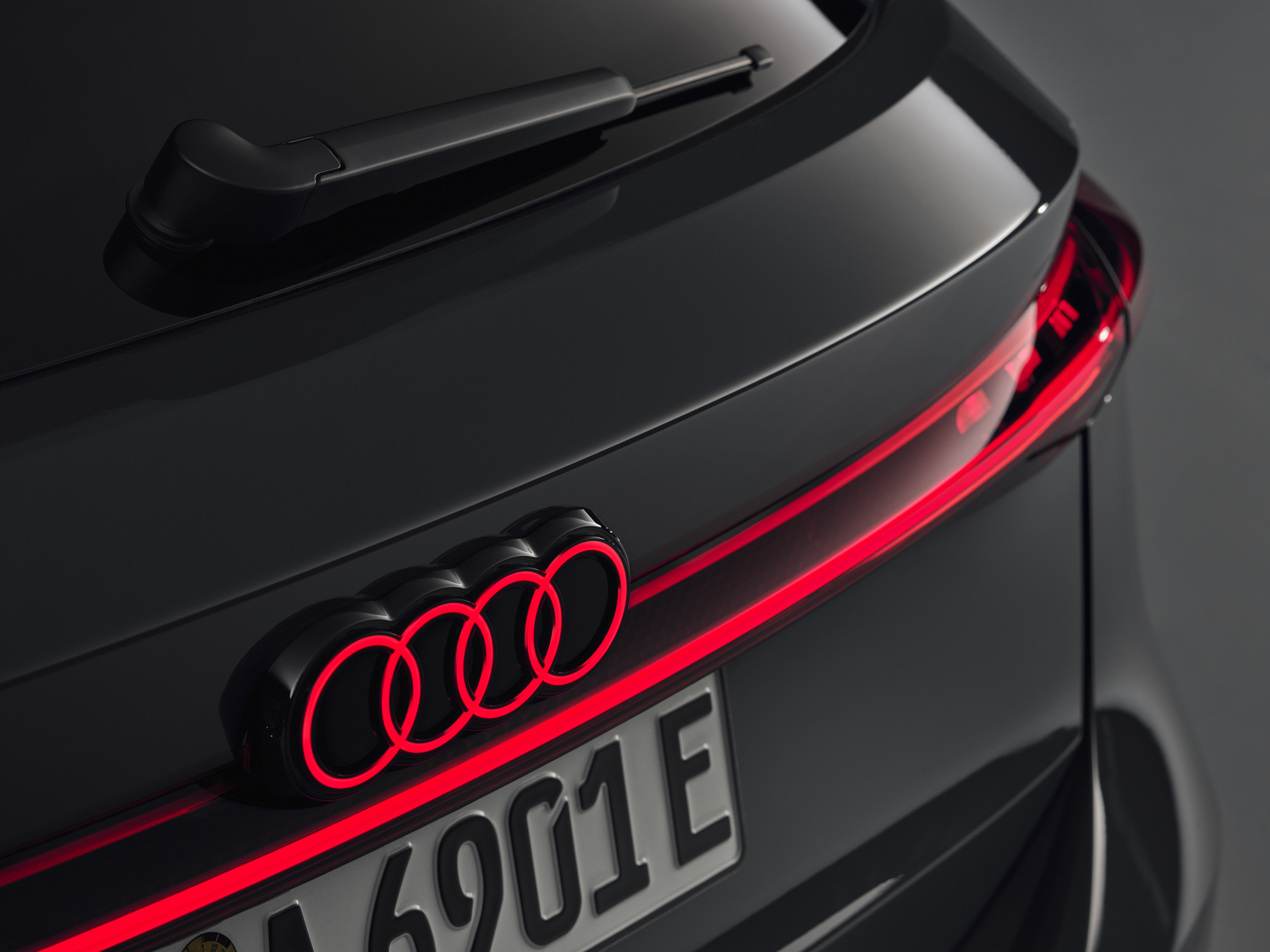 Photo du bandeau lumineux arrière de la nouvelle Audi A6 e-tron