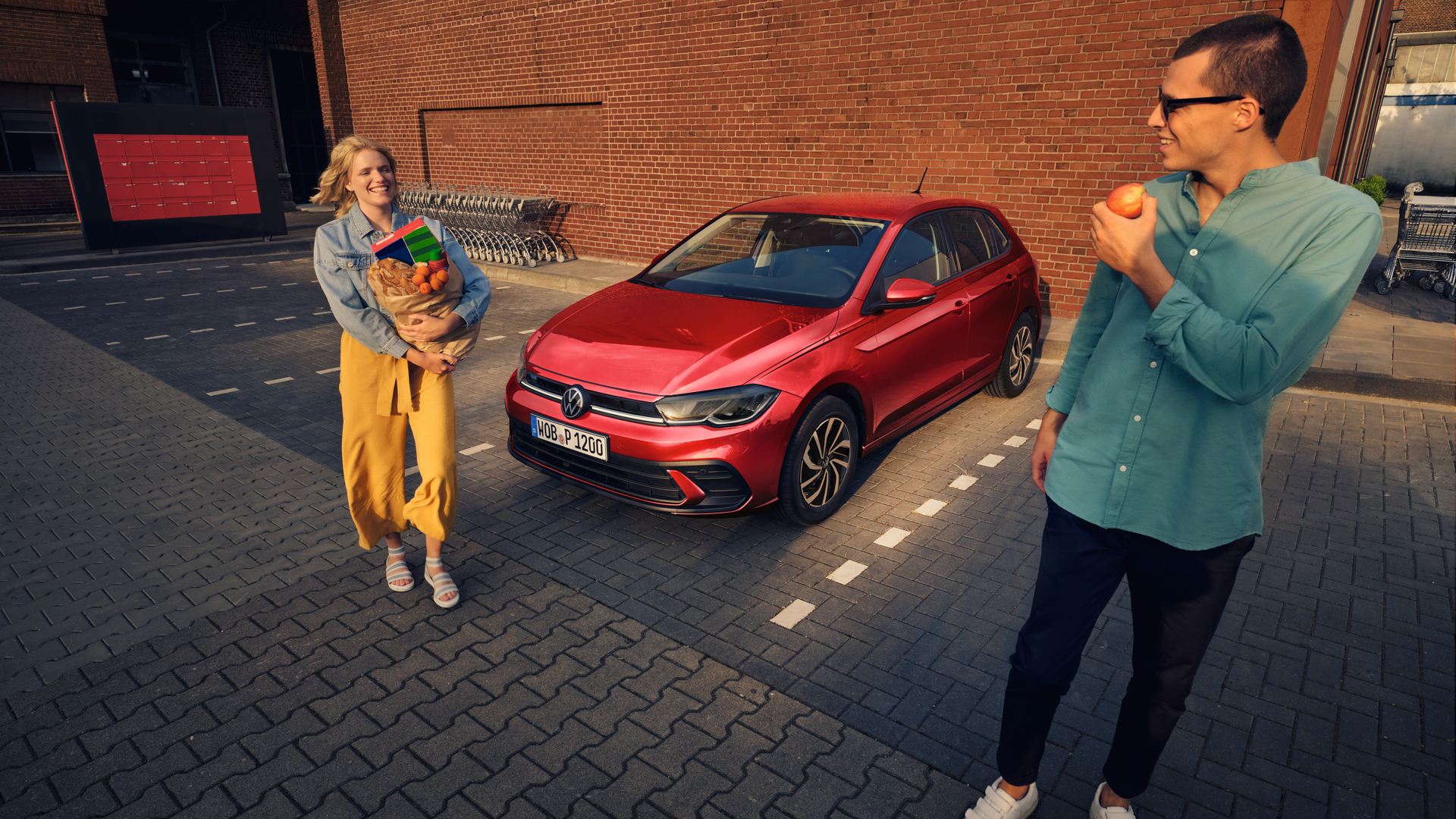 Famille devant une volkswagen Polo D'occasion