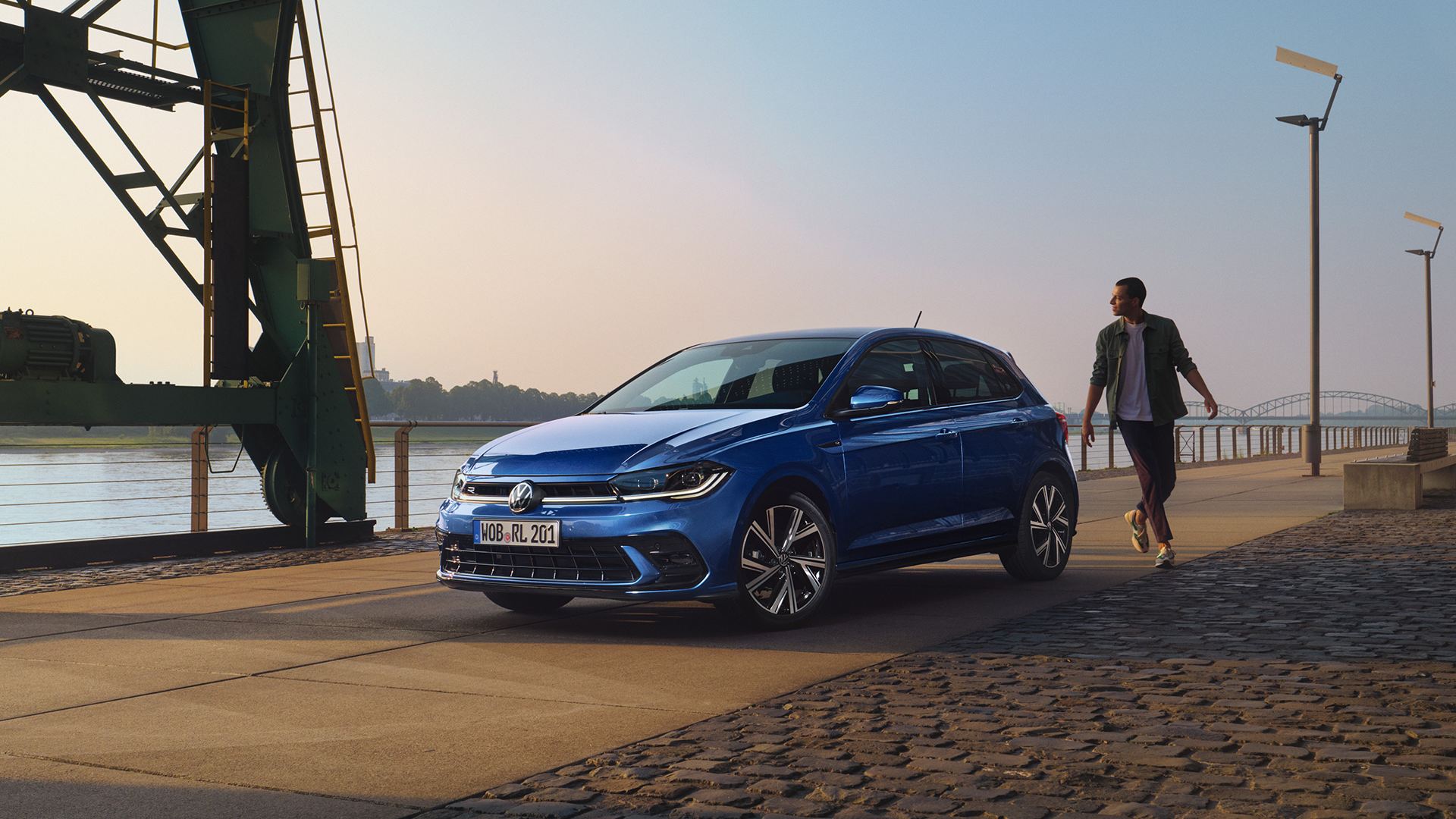 Volkswagen Polo d'occasion sur les rives d'un port